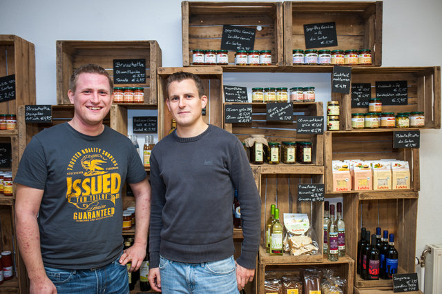 Michael (l.) und Lukas Bitzans Hofladen ist zweimal in der Woche geöffnet und bietet frische und haltbare Biolebensmittel.