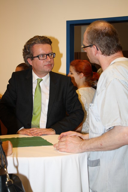 Den Rundgang im LKH Enzenbach nutzte LR Christopher Drexler zu Gespräche mit Ärzten, Schwestern und Pflegepersonal.