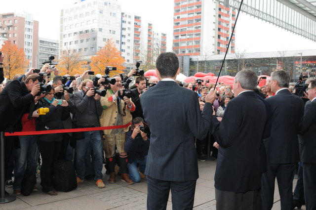 Enormer Medienandrang bei der Eröffnung des neuen Salzburger Hauptbahnhofes