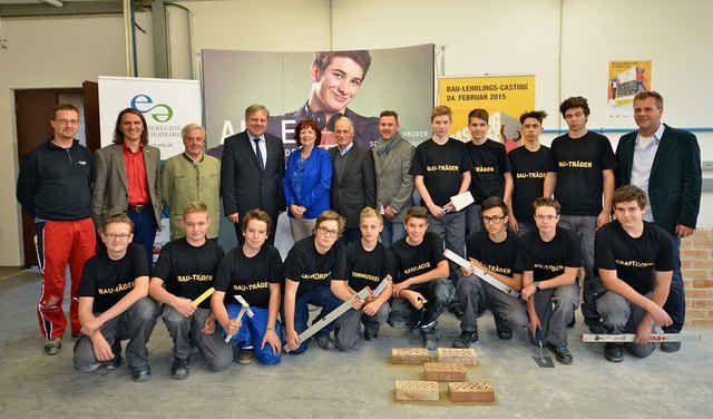 Projektpartner der BAUAkademie Steiermark, der Energieregion Oststeiermark, der Ökoenergieregion Fürstenfeld sowie SchülerInnen der Polytechnischen Schule Weiz | Foto: Paul Grafl