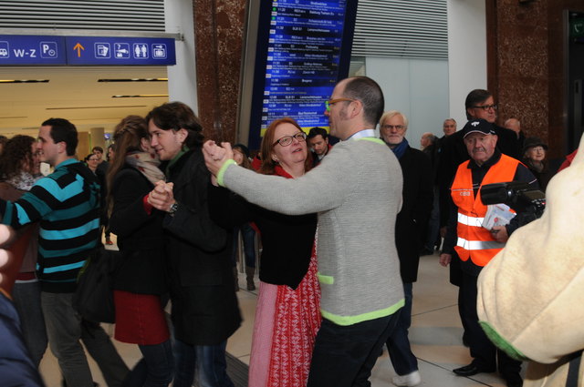 Alles Walzer in der Eingangshalle des neuen Salzburger Hauptbahnhofes