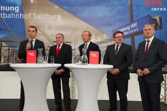 ÖBB-Vorstandsvorsitzender Christian Kern, Bürgermeister Heinz Schaden, Landeshauptmann Wilfried Haslauer, Staatssekretär Gerhard Eck, Bayern und Bundesminister Alois Stöger – nach sechs Jahren Bauzeit wurde heute die zentrale Bahndrehscheibe des Westens in Salzburg feierlich eröffnet | Foto: ÖBB/Zenger
