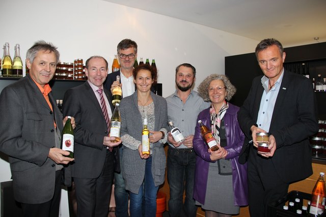 Johannes Jetschgo, Gremialobmann des Lebensmittelhandels der WKOÖ, Agrar-Landesrat Max Hiegelsberger, Manfred Zöchbauer, Geschäftsführer der Sparte Handel bei der Wirtschaftskammer OÖ (2. Reihe), Alexandra Mairinger, Markus Mairinger, Maria-Theresia Wirtl, Leiterin Genussland OÖ und Josef Lehner, Geschäftsführer Genussland-Marketing Verein. | Foto: Foto: Land OÖ/Anzengruber