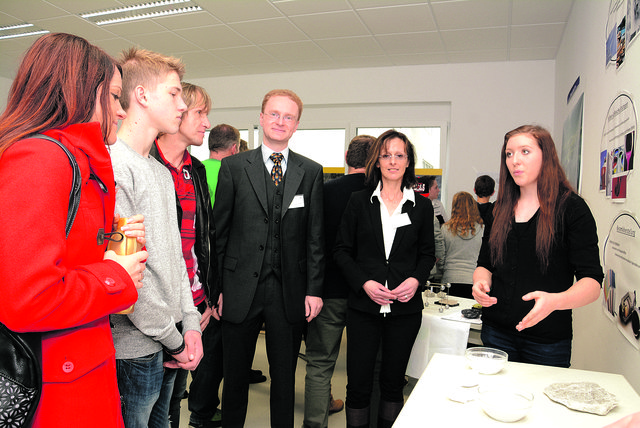 Geschäftsführerin Alexandra Gmundtner (2.v.re.) und der pädagogische Schulleiter Christian Hofer (3.v.re.) beim Tag der offenen Tür "ihrer" Schule.