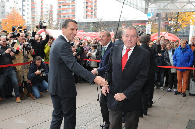 Enormer Medienandrang bei der Eröffnung des neuen Salzburger Hauptbahnhofes