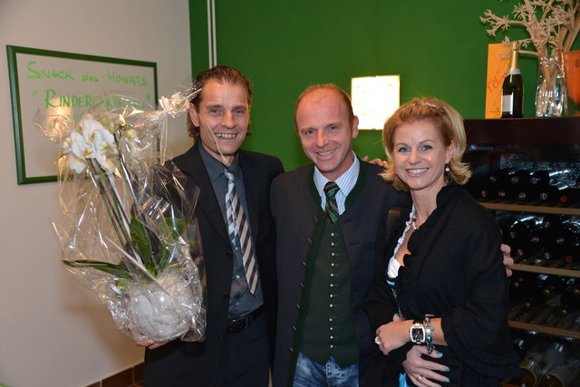 Auch Jürgen und Birgit Triegler gratulierten Peter Rattinger zur Lokaleröffnung.