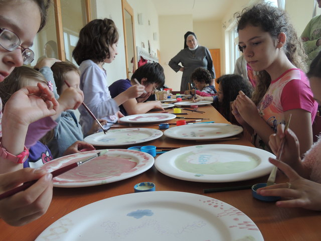 Rumänische Waisenkinder beim Gestalten der Teller. | Foto: Foto: Institut Hartheim