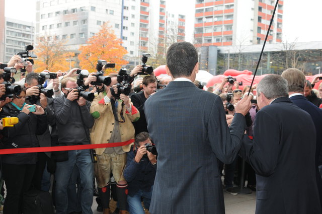 Enormer Medienandrang bei der Eröffnung des neuen Salzburger Hauptbahnhofes