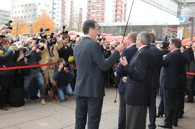 Enormer Medienandrang bei der Eröffnung des neuen Salzburger Hauptbahnhofes