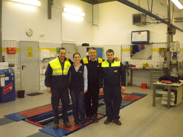 Das Stützpunkt-Team Gmünd freut sich über die Wiedereröffnung der Prüfhalle. Am Bild v.l.n.r.: ÖAMTC-Techniker Wolfgang Süß, Schalter-Mitarbeiterin Tamara Drach, Stützpunktleiter Ewald Braunstein und ÖAMTC-Techniker Benjamin Mörzinger. | Foto: Foto: ÖAMTC