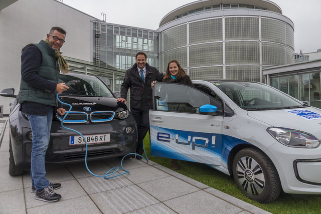 Bezirksblätter Salzburg Geschäftsführer Michael Kretz, Electrodrive-Geschäftsführer Dietmar Emich und Bezirksblätter-Chefredakteurin Stefanie Schenker mit dem BMW i3 und dem VW e-up!