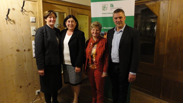 Landesbäuerin Resi Schiffmann (l.) und Bezirkskammerobmann Rudolf Köll (r.) gratulierten Renate Dengg (2.v.l.) und Maria-Luise Scheiber (2.v.r.) zur Wiederwahl. | Foto: Foto: TBO/ Gschößer
