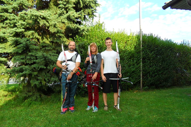 Zum Schuss bereit: Christian Leitgeb, Magret Pleschberger und Nachwuchstalent Kilian (v.l.) | Foto: Arch