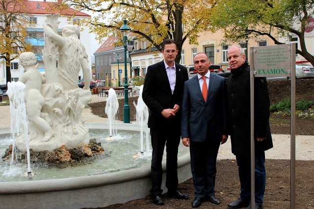Bürgermeister Stefan Schmuckenschlager und Baudirektor Manfred Fitzthum (re.) bedanken sich bei Brunnen-Sponsor Amir Zargar, Managing Direktor der Firma Examon (M.). Die neuen Wasserfontänen sind ein Blickfang, sie werden am Abend beleuchtet. | Foto: Stadtgemeinde Klosterneuburg