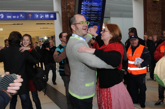Alles Walzer in der Eingangshalle des neuen Salzburger Hauptbahnhofes