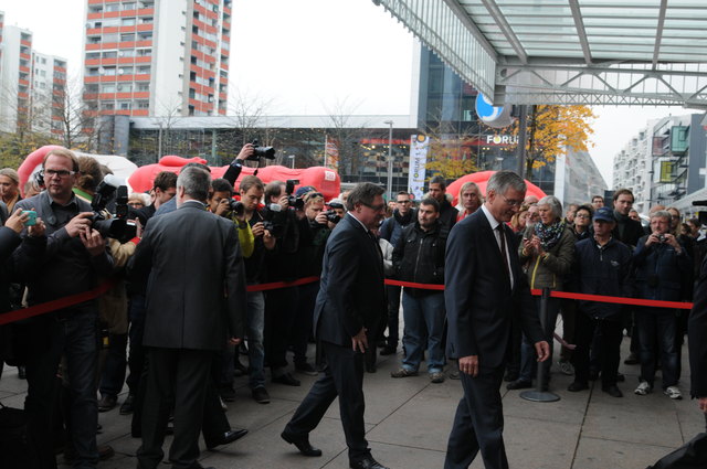 Enormer Medienandrang bei der Eröffnung des neuen Salzburger Hauptbahnhofes