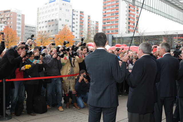 Enormer Medienandrang bei der Eröffnung des neuen Salzburger Hauptbahnhofes
