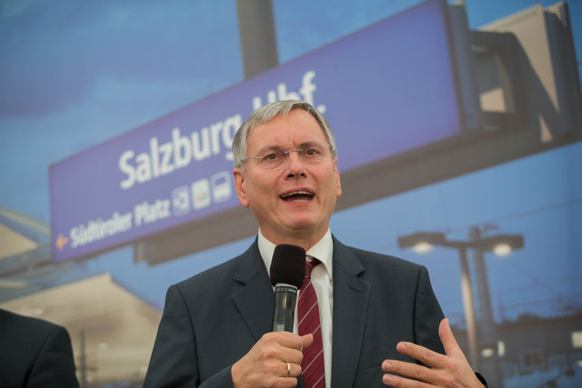 Verkehrsminister Alois Stöger: "Jetzt ist es für einen Linzer, der in Salzburg aus dem Zug steigt, überall schön." | Foto: Franz Neumayr/MMV