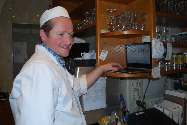 Die Steuerzentrale: Gastwirt Stefan Seiser steuert mit dem Laptop das SmartHome