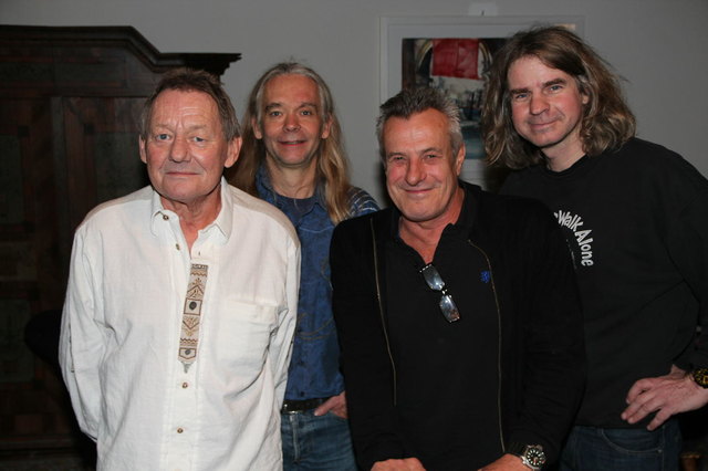 Wolfgang Ambros mit Franz Weisgram von der Villa Kunterbunt, Pianist Günter Dzikowski und Gitarrist Roland Vogl.