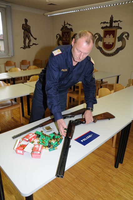 Mehrere Schusswaffen und passende Munition stellte die Polizei in der Wohnung und im Fahrzeug des 52-Jährigen sicher. | Foto: ZOOM-Tirol