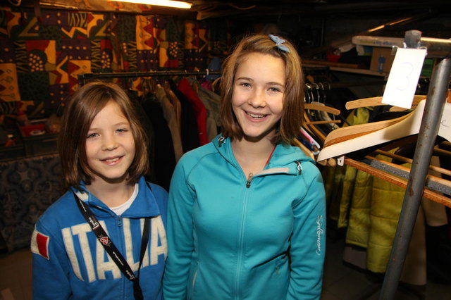 Aris und Alma halfen in der Garderobe.