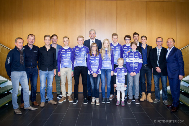 Die geehrten SportlerInnen vom Radclub Walding mit Landesrat Dr. Michael Strugl, OÖ LRV Präsident Paul Resch, Vize Walter Ameshofer und OÖ Landestrainer Karl Hammerschmid sowie den Radprofis Riccardo Zoidl, Felix Großschartner, Gregor Mühlberger und Lukas Zeller.