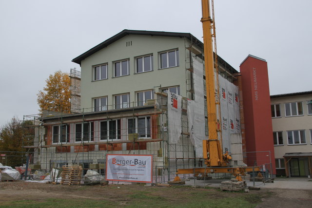 Am Zubau bei der Neuen Mittelschule in Neumarkt wird derzeit gearbeitet. Weitere Sanierungen beim Pflichtschulzentrum folgen.