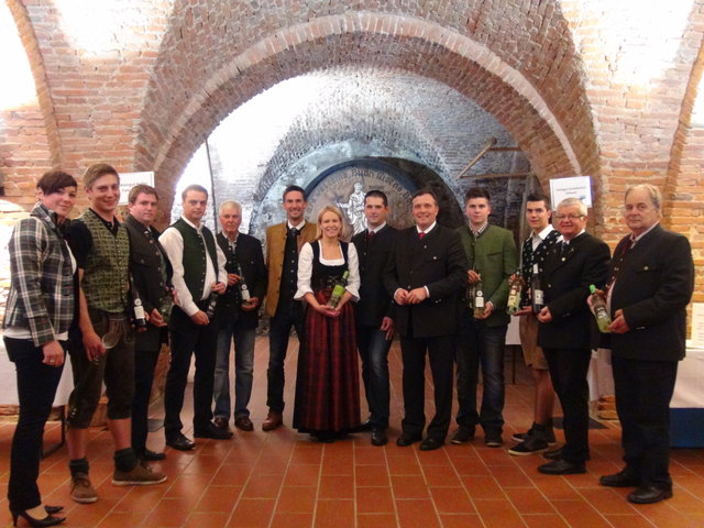 Johann Sauer vom Tourismusverein Kitzeck im Sausal (5.v.r.) und die Sausaler Junker-Produzenten baten zur Junkerpräsentation.