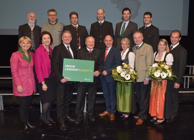 1. Reihe v.l. Birgit Perl, LK NÖ-Vizepräsidentin Theresia Meier, BM Andrä Rupprechter, LK-Präs. Hermann Schultes, LH-Stv. Wolfgang Sobotka, LK Irene Neumann-Hartberger, LR Stephan Pernkopf, NÖ-Landjugendl. Verena Hainzl, LK NÖ-Vizepräsident Otto Auer
2. Reihe (v.l.) LKR Karl Kampleitner, Bio Austria-NÖ Obm. Otto Gasselich, ARGE Meister Obm. Andreas Ehrenbrandtner, LKR und WVO Franz Fischer, LK NÖ-Kammerdirektor Franz Raab und Landwirt Bernhard Wolfram. | Foto: LKNÖ/Marschik