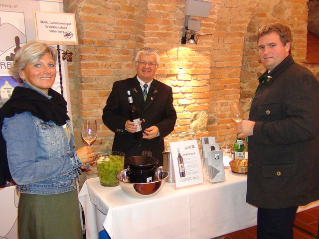 Sogar Silberberg-Direktor Anton Gumpl mit dem Silberberger Junker und Gustav Schneeberger vom Weingut-Buschenschank Schmölzer waren bei der Sausaler Junkerpräsentation mit dabei.