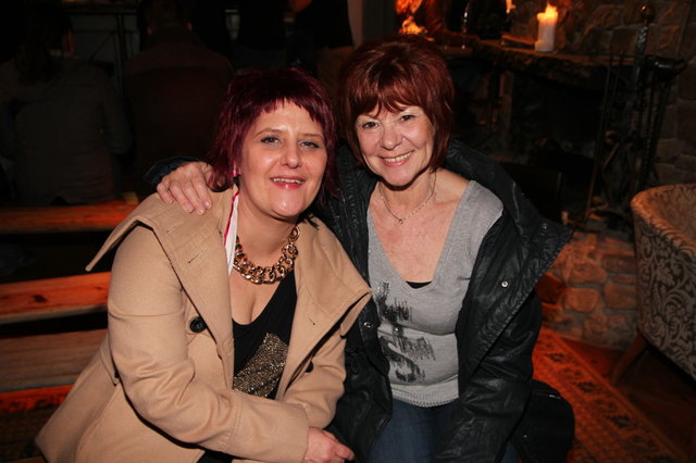 Überglückliche Fans, Tochter Petra und Mama Erika Geyer, für die an diesem Abend Wolfgang Ambros das Geburtstagslied sang.