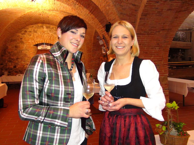 Stefanie Sauer von Weinbau Sauer und Michaela Pronegg vom Weingut Lorenz verkosten den Junker 2014.