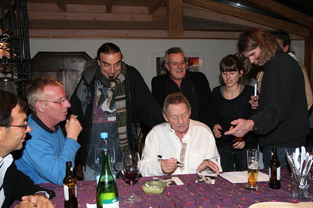Auch Autogramme von Wolfgang Ambros gab es nach dem Konzert.
