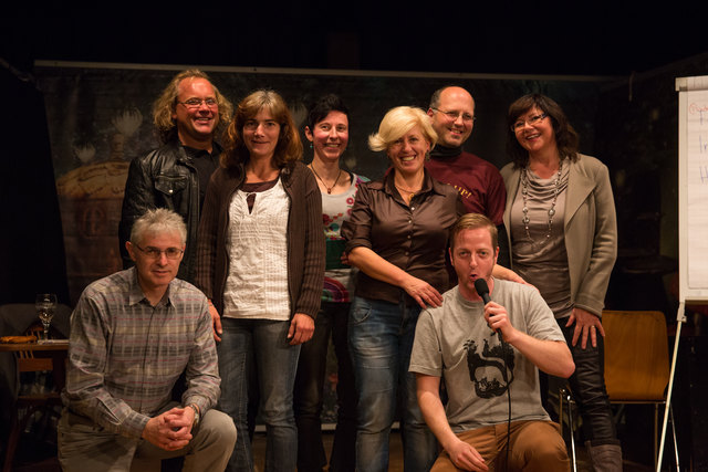 Poetry Slam Mitwirkende mit Kabarettist Markus Koschuh (rechts unten) | Foto: Stefan Schimmele
