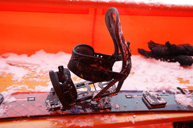 Der Aufstieg erfolgt in Snowboardschuhen, die Bindungen werden einfach gedreht.