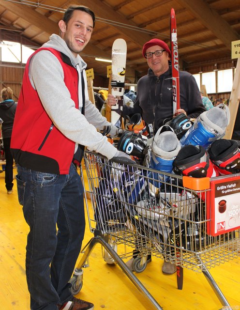 Auch Herr Wiesinger (rechts) mit Skiern