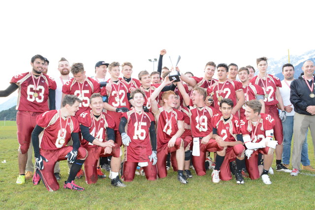 Überglückliche und stolze Cupsieger - die Telfer Football-Jugend feiert!