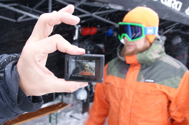 Kleinere Gehäuse, größere Displays und mehr Bilder pro Sekunde: Helmkameras