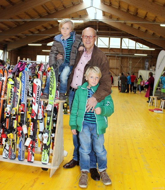 AK Präsident Siegfried Pichler mit seinen Enkerln, Raphael (stehend) und Loris