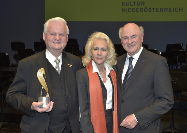 Dr. Anton Eggendorfer nahm den Würdigungspreis der Sparte  Erwachsenenbildung für den Verein für Landeskunde von Niederösterreich  aus den Händen von Landeshauptmann Dr. Erwin Pröll entgegen, zwischen  ihnen Festrednerin Dr. Martina Leibovici-Mühlberger. | Foto: NLK Pfeiffer