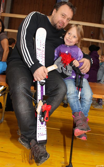 Annalena mit Papa nach erfolgreichen Einkauf.