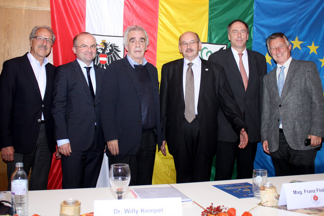 Hochkarätige Diskussionsrunde in Moosdorf: v.l.n.r. Erwin Mohr, Mag. Franz Flotzinger, Johannes
Voggenhuber, Josef Bachleitner, Dr. Willy Kempel, Mag. Helmut Mödlhammer