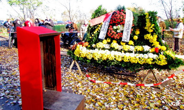 Seitliche Ansicht des Flosses und Rednerpult