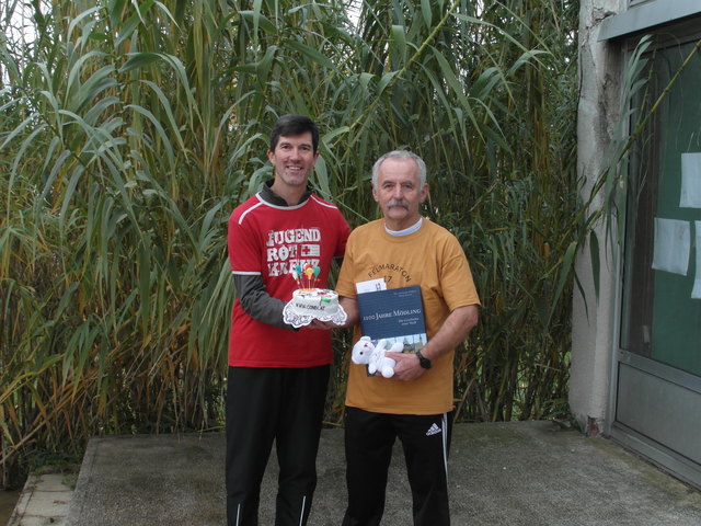 „Eine Marathontorte und ein Buch als Gastgeschenk hat mir noch niemand geschenkt, und ich organisiere seit mehr als 30 Jahre Laufveranstaltungen in Ungarn!“, so ein begeisterter Gyula Görög | Foto: zVg