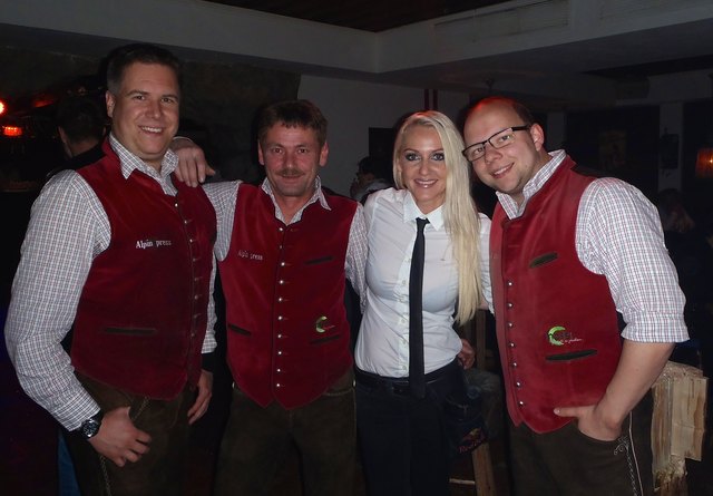 Orglerkeller-Chefin Manuela Chytra-Riglbauer ist hier von den Alpin Xpress-Mandern umringt.