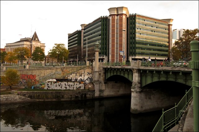 Die Mündung des Wienflusses. Ich bin hier sozusagen am anderen Ufer von jenem Standpunkt aus gesehen, von dem aus Raimund Fassl sein schönes Uraniafoto geschossen hat