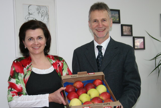 Knackiger Gruß für die Bezirksblätter: TirolObst-Obmannstv. Regina Norz und Agrarmarketing-Chef Wendelin Juen