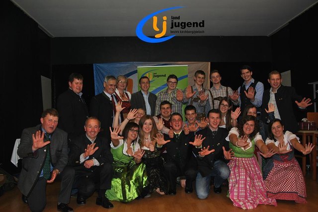 Der neue Bezirksausschuss und die Leitung Florian Dutter und Lisa Gruber freuen sich auf ein tolles Jahr!