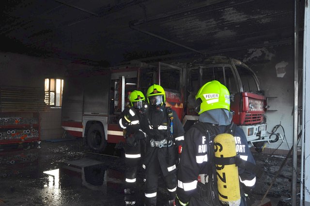 Die Garage und das Löschfahrzeug wurden schwerst beschädigt. | Foto: Bezirksfeuerwehrkommando